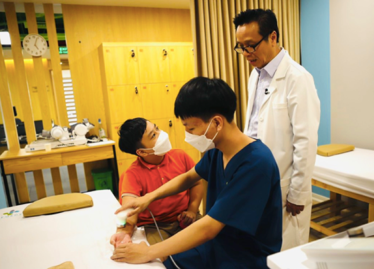 80% bệnh nhân sau đột quỵ chịu những di chứng, nhu cầu phục hồi chức năng để nâng chất lượng sống - Ảnh 1. 80% bệnh nhân sau đột quỵ chịu những di chứng, nhu cầu phục hồi chức năng để nâng chất lượng sống - Ảnh 1.
