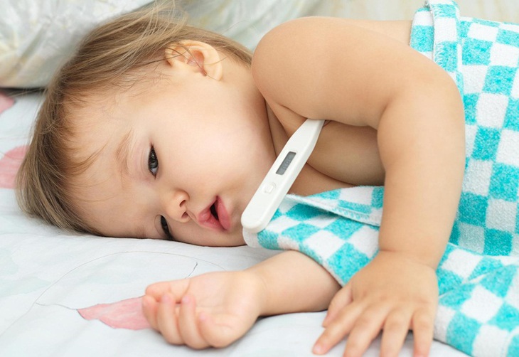 Thời tiết chuyển mùa, trẻ ho, ốm sốt cha mẹ cần làm gì? - Ảnh 2.