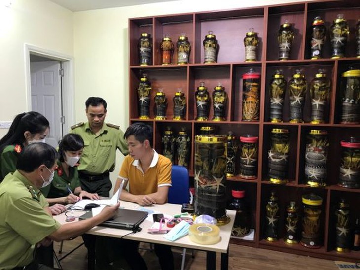 Liên tục phát hiện rượu không rõ nguồn gốc ngâm động vật hoang dã - Ảnh 2.