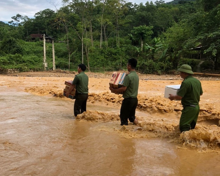 Nhiều xã ở huyện miền núi Nghệ An vẫn bị chia cắt do mưa lớn - Ảnh 4.