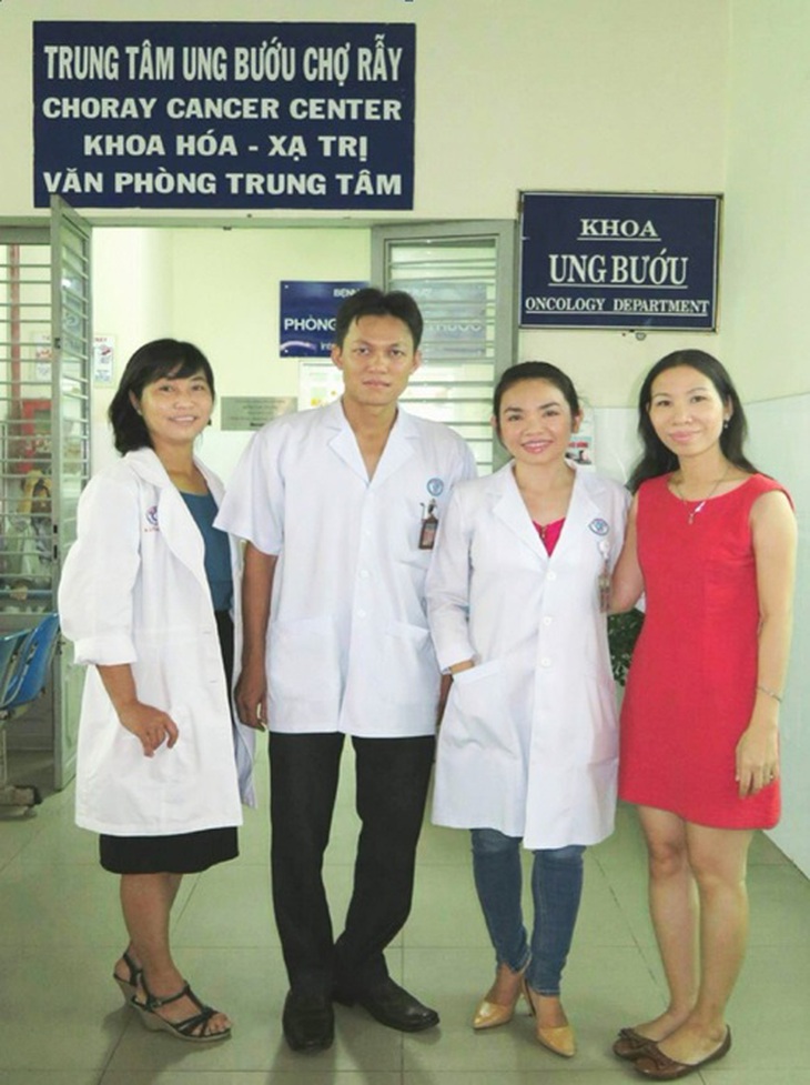 Người phụ nữ 17 năm 'chiến đấu' với 2 căn bệnh ung thư: Không bao giờ đầu hàng số phận, nhất định tôi sẽ khoẻ và đẹp hơn - Ảnh 1. Người phụ nữ 17 năm 'chiến đấu' với 2 căn bệnh ung thư: Không bao giờ đầu hàng số phận, nhất định tôi sẽ khoẻ và đẹp hơn - Ảnh 1.