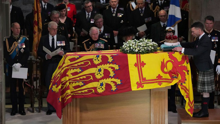 Vua Charles Đệ Tam cùng các em cầu nguyện bên linh cữu Nữ hoàng Elizabeth ở Scotland - Ảnh 2. Vua Charles Đệ Tam cùng các em cầu nguyện bên linh cữu Nữ hoàng Elizabeth ở Scotland - Ảnh 2.