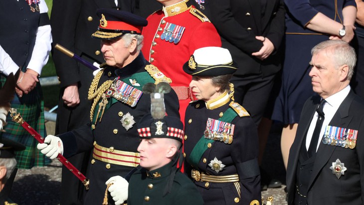 Vua Charles Đệ Tam cùng các em cầu nguyện bên linh cữu Nữ hoàng Elizabeth ở Scotland - Ảnh 4. Vua Charles Đệ Tam cùng các em cầu nguyện bên linh cữu Nữ hoàng Elizabeth ở Scotland - Ảnh 4.