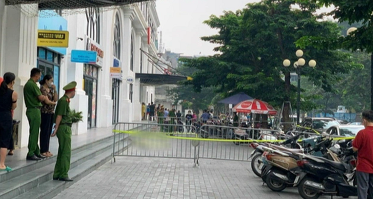 Một thanh niên tử vong do rơi từ tầng cao nhà B6 Giảng Võ xuống đất - Ảnh 2. Một thanh niên tử vong do rơi từ tầng cao nhà B6 Giảng Võ xuống đất - Ảnh 2.