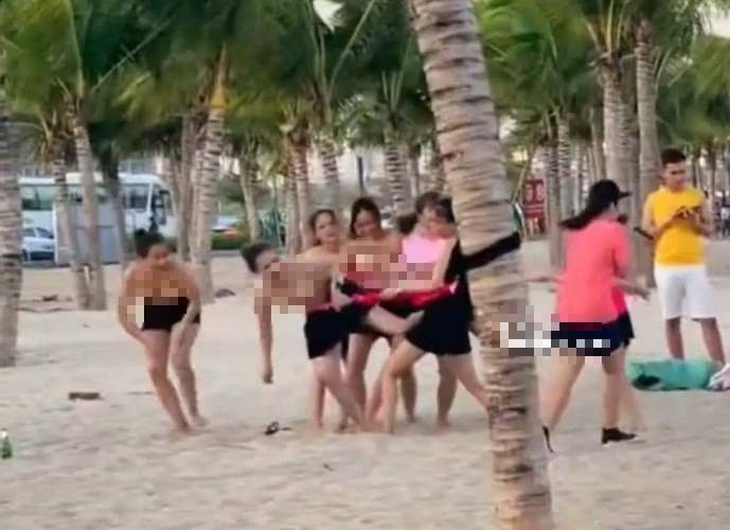 Hé lộ thông tin về nhóm nữ du khách cởi áo ngực chơi team building ở khu du lịch Hạ Long - Ảnh 1. Hé lộ thông tin về nhóm nữ du khách cởi áo ngực chơi team building ở khu du lịch Hạ Long - Ảnh 1.