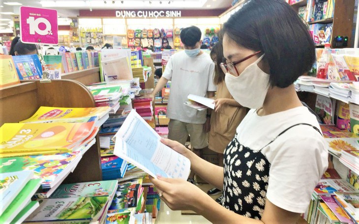 Phụ huynh vẫn "đỏ mắt" tìm SGK cho con sau gần 2 tuần bước vào năm học mới