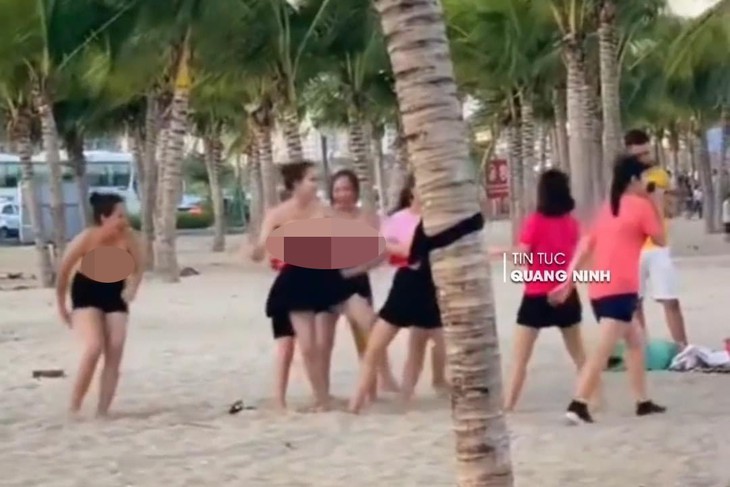 Công an làm việc với Admin đăng tải clip nhóm du khách nữ cởi áo chơi team building phản cảm ở Hạ Long - Ảnh 1. Công an làm việc với Admin đăng tải clip nhóm du khách nữ cởi áo chơi team building phản cảm ở Hạ Long - Ảnh 1.
