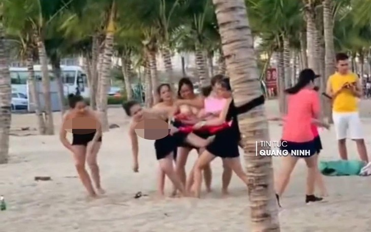 Công an làm việc với Admin đăng tải clip nhóm du khách nữ cởi áo chơi team building phản cảm ở Hạ Long