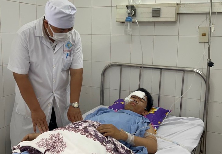 Bức tường đổ sập nam thợ xây sốc đa chấn thương - Ảnh 2.