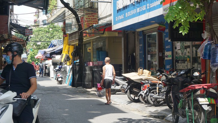 Nhiều cụ già lang thang xin tiền xuất hiện trên các tuyến phố Hà Nội - Ảnh 3. Nhiều cụ già lang thang xin tiền xuất hiện trên các tuyến phố Hà Nội - Ảnh 3.
