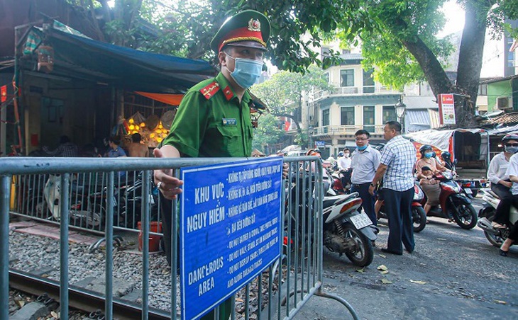 Lập rào chắn, quyết liệt đóng cửa các quán “cà phê đường tàu” - Ảnh 3.