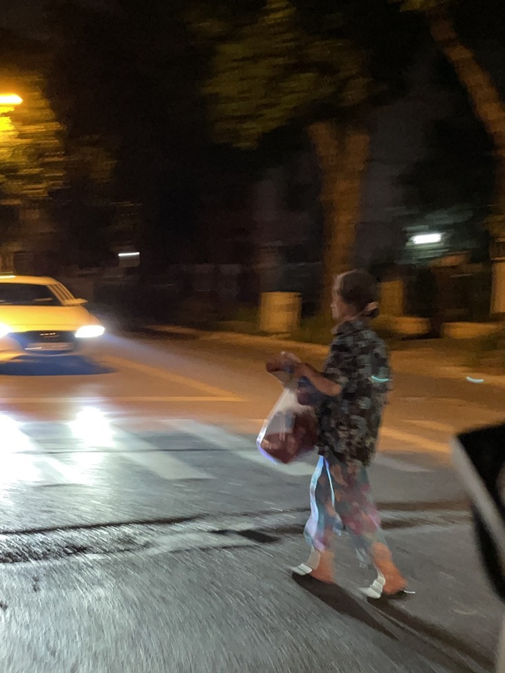 Nhiều cụ già lang thang xin tiền xuất hiện trên các tuyến phố Hà Nội - Ảnh 5. Nhiều cụ già lang thang xin tiền xuất hiện trên các tuyến phố Hà Nội - Ảnh 5.