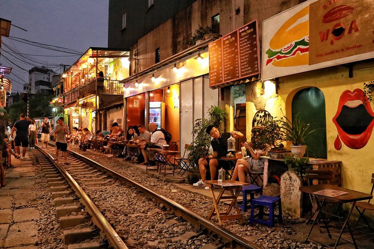 100% quán cà phê vi phạm an toàn đường sắt, quận ra lệnh đóng cửa 'phố cà phê đường tàu' - Ảnh 5.