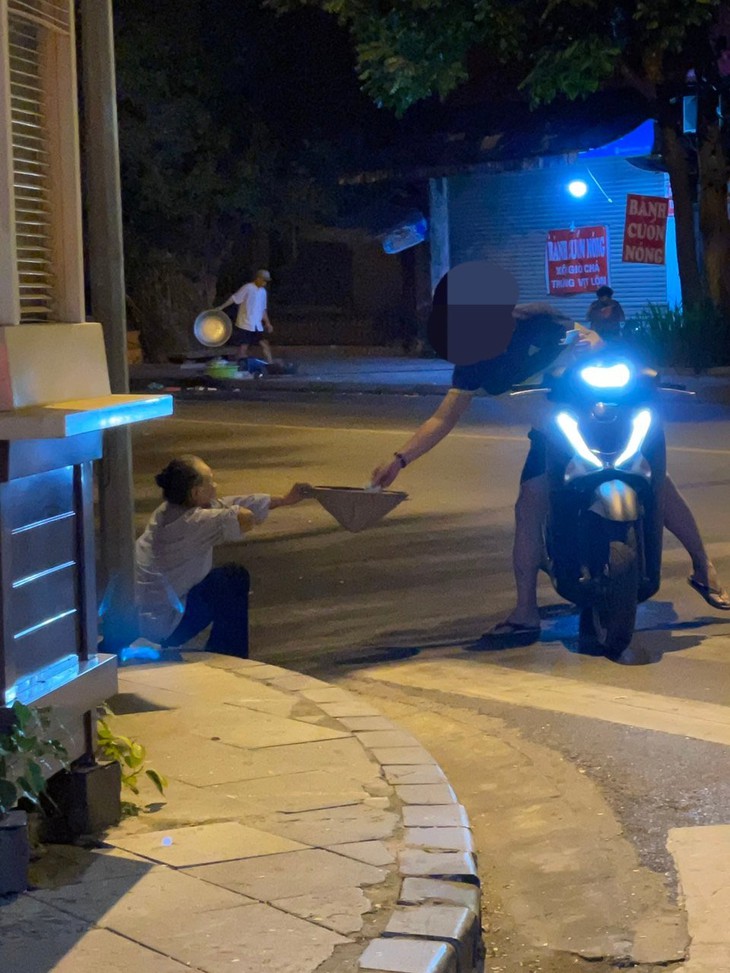 Nhiều cụ già lang thang xin tiền xuất hiện trên các tuyến phố Hà Nội - Ảnh 4. Nhiều cụ già lang thang xin tiền xuất hiện trên các tuyến phố Hà Nội - Ảnh 4.