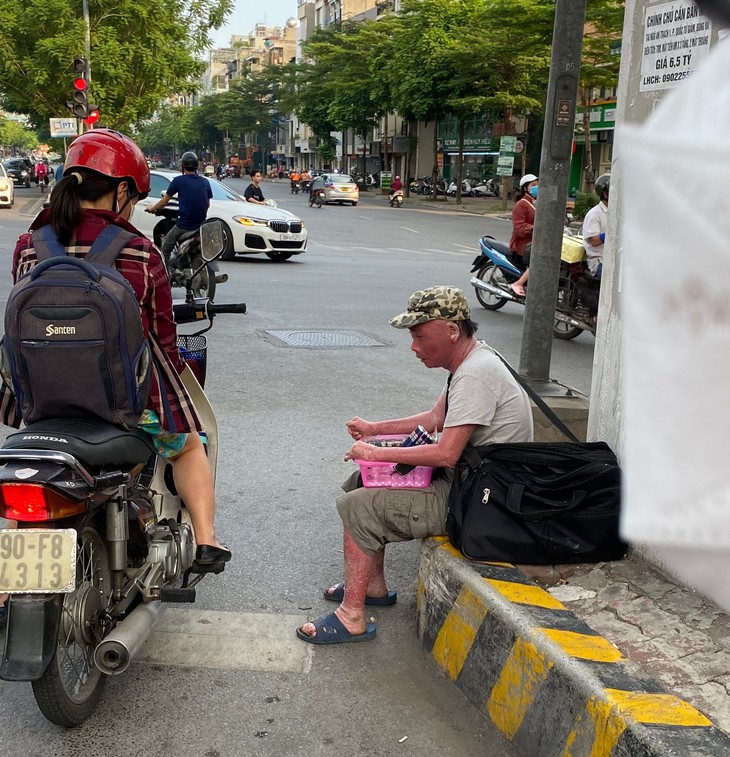 Nhiều cụ già lang thang xin tiền xuất hiện trên các tuyến phố Hà Nội - Ảnh 2. Nhiều cụ già lang thang xin tiền xuất hiện trên các tuyến phố Hà Nội - Ảnh 2.