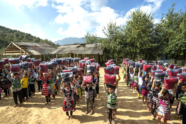 Trẻ em Mường La nhận áo ấm từ bác sĩ Hà Nội và TP. Hồ Chí Minh  - Ảnh 1.