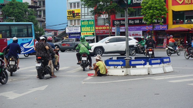 Nhiều cụ già lang thang xin tiền xuất hiện trên các tuyến phố Hà Nội - Ảnh 1. Nhiều cụ già lang thang xin tiền xuất hiện trên các tuyến phố Hà Nội - Ảnh 1.