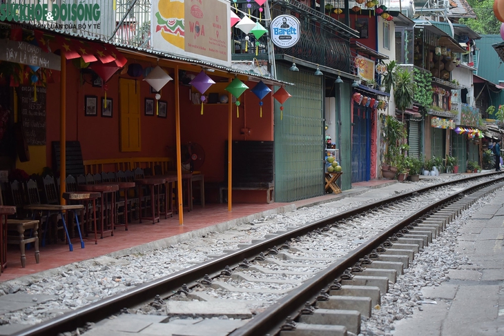 "Phố đường tàu" vắng tanh như chùa Bà Đanh sau lệnh cấm - Ảnh 3.