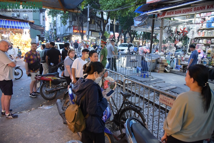 "Phố đường tàu" vắng tanh như chùa Bà Đanh sau lệnh cấm - Ảnh 12.