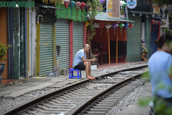 "Phố đường tàu" vắng tanh như chùa Bà Đanh sau lệnh cấm - Ảnh 7.