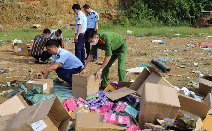 Tiêu hủy hơn 5.000 sản phẩm thuốc lá điện tử nhập lậu từ Trung Quốc - Ảnh 2. Tiêu hủy hơn 5.000 sản phẩm thuốc lá điện tử nhập lậu từ Trung Quốc - Ảnh 2.
