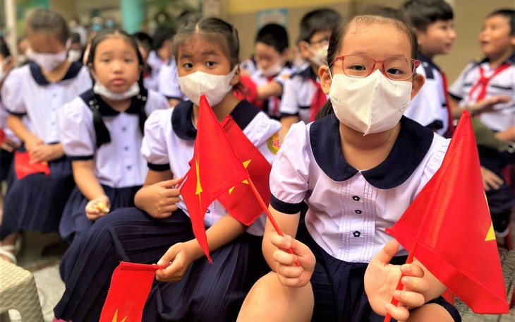 Phụ huynh "phát hoảng" vì đóng góp đầu năm học: Làm sao chấm dứt lạm thu?