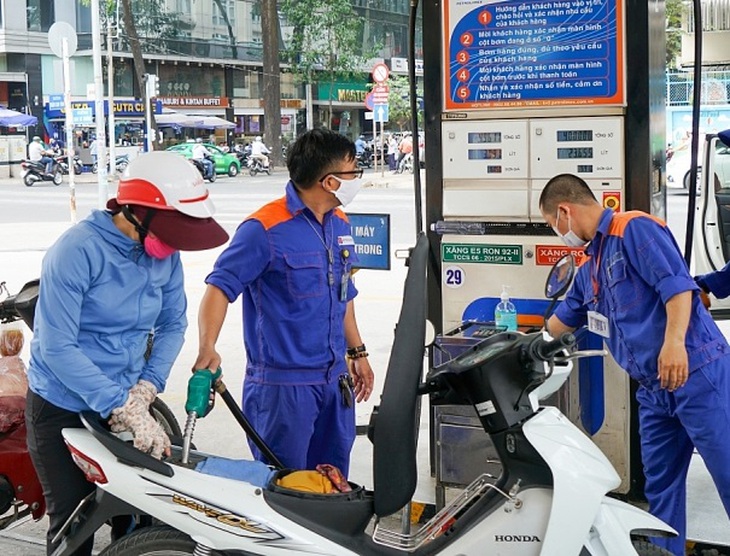 Bán xăng dầu nhỏ giọt vì doanh nghiệp bị lỗ? - Ảnh 2. Bán xăng dầu nhỏ giọt vì doanh nghiệp bị lỗ? - Ảnh 2.