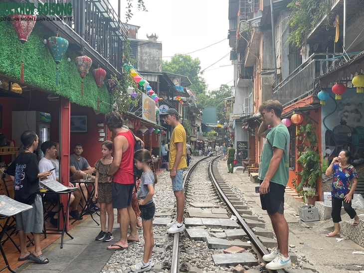Người Hà Nội muốn "phố đường tàu" thành điểm hút khách du lịch - Ảnh 3.