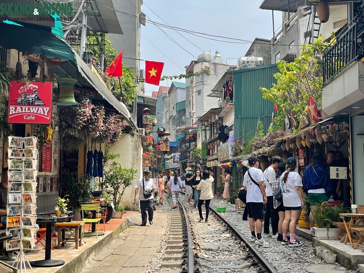 Người Hà Nội muốn "phố đường tàu" thành điểm hút khách du lịch - Ảnh 2.