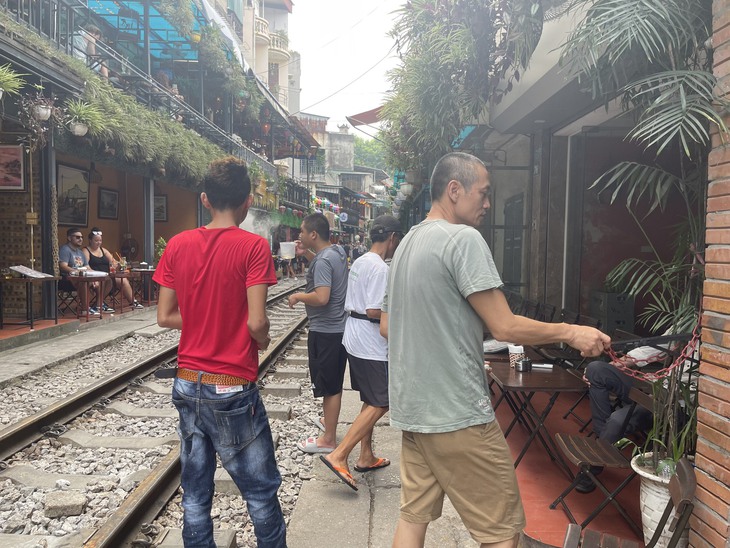 Khoảnh khắc "phố đường tàu" trước khi bị "xoá sổ" - Ảnh 13.