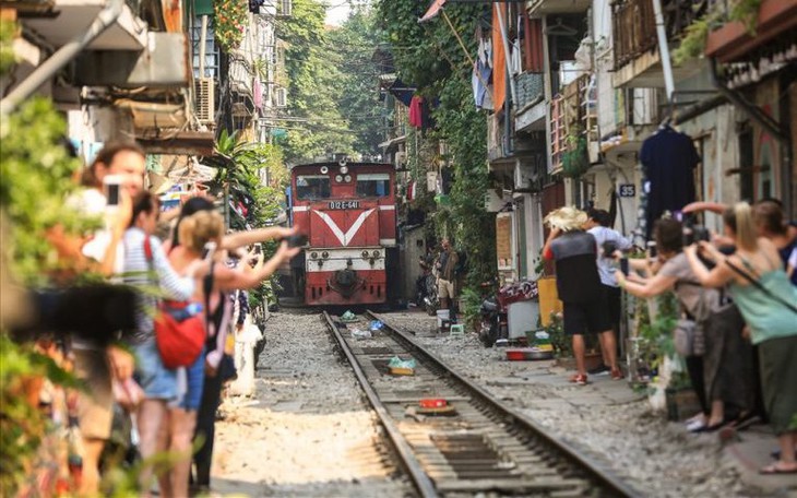 100% quán cà phê vi phạm an toàn đường sắt, quận ra lệnh đóng cửa "phố cà phê đường tàu"