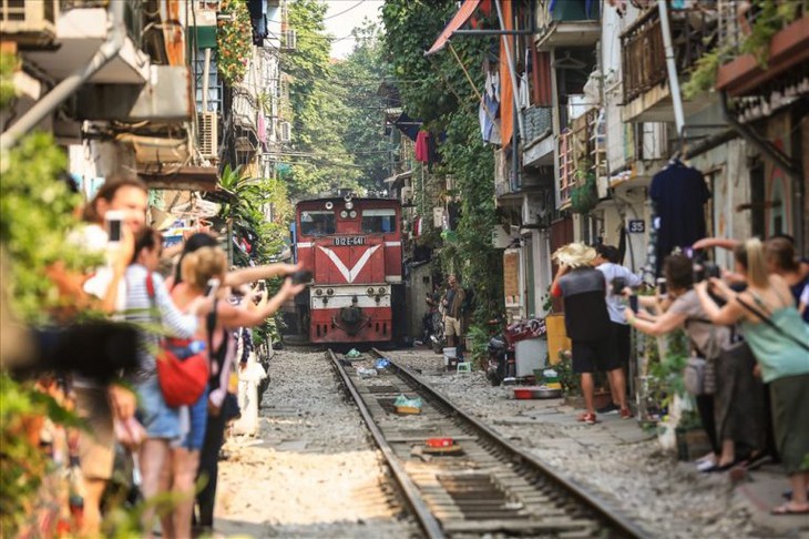 100% quán cà phê vi phạm an toàn đường sắt, quận ra lệnh đóng cửa 'phố cà phê đường tàu' - Ảnh 4.