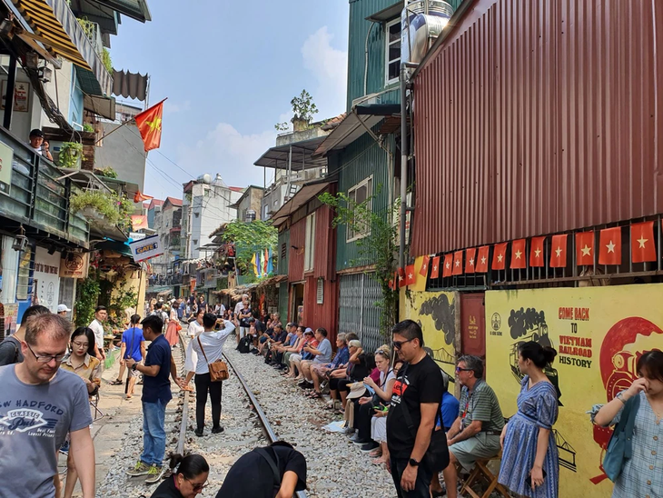 100% quán cà phê vi phạm an toàn đường sắt, quận ra lệnh đóng cửa 'phố cà phê đường tàu' - Ảnh 2.