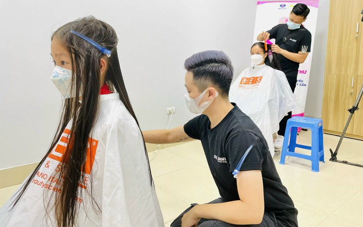 Xúc động hình ảnh những cô bé cấp 1, 2 tình nguyện cắt mái tóc đen óng tặng bệnh nhân ung thư