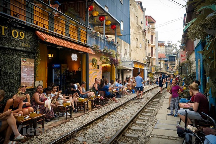 100% quán cà phê vi phạm an toàn đường sắt, quận ra lệnh đóng cửa 'phố cà phê đường tàu' - Ảnh 3.