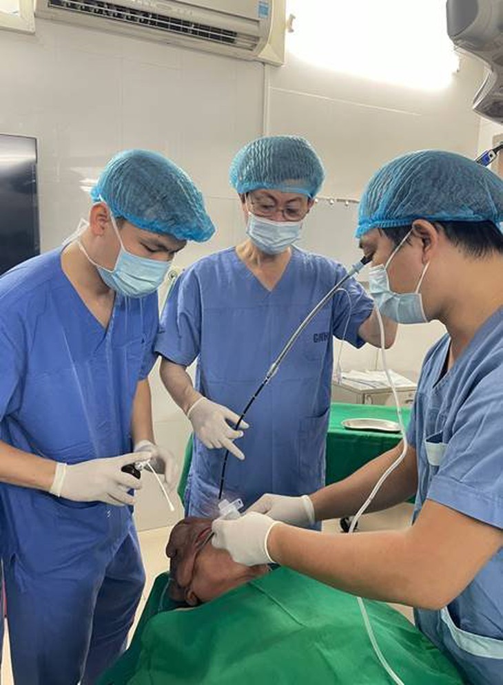 Cắt bỏ thành công khối u 1,5kg trên mặt cụ bà 73 tuổi - Ảnh 2.
