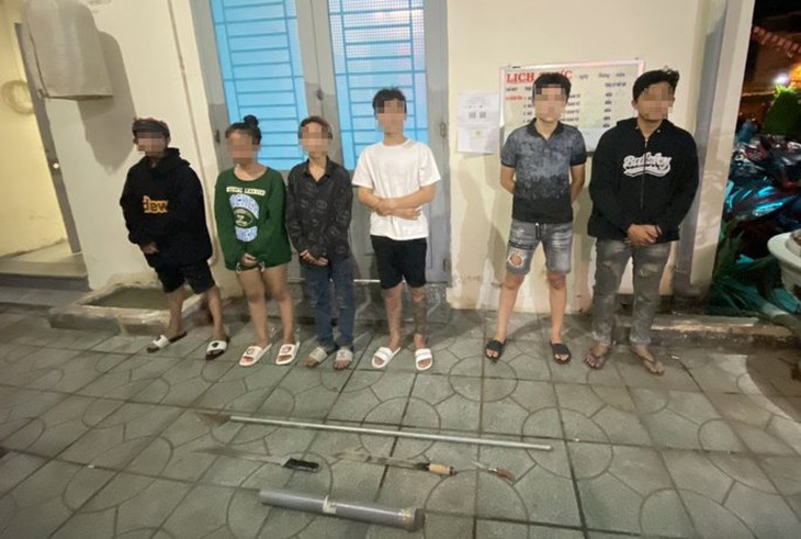 TP HCM: Nhóm thiếu niên hẹn nhau "quyết chiến" trong đêm - Ảnh 1.