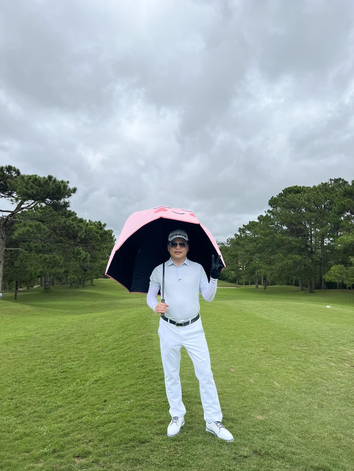Phương Oanh và Shark Bình tay trong tay đi chơi golf mặc "bão dư luận" - Ảnh 2.