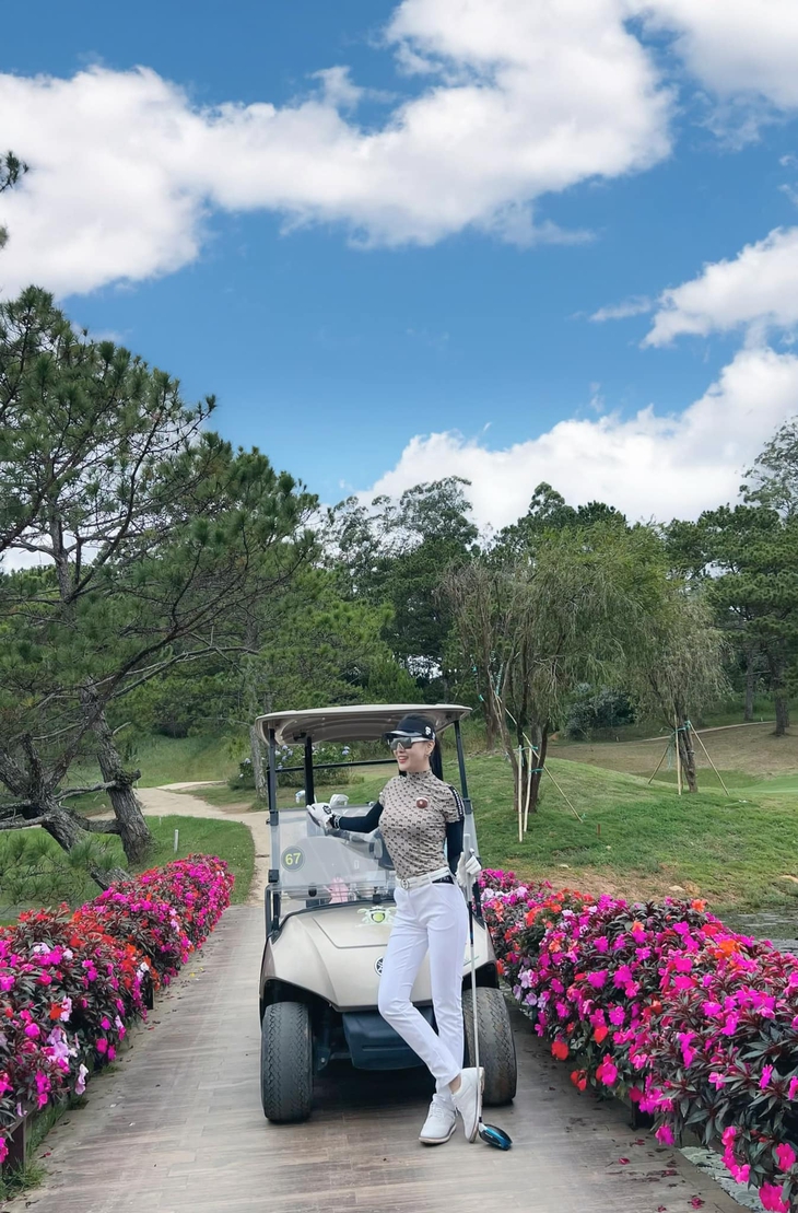 Phương Oanh và Shark Bình tay trong tay đi chơi golf mặc "bão dư luận" - Ảnh 1.