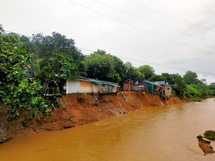 Hai người bị thương, hàng chục nhà đổ sập vì mưa lũ ở Hà Giang - Ảnh 3. Hai người bị thương, hàng chục nhà đổ sập vì mưa lũ ở Hà Giang - Ảnh 3.