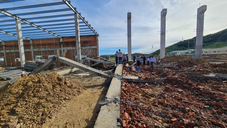 Lập tổ công tác điều tra vụ sập tường khiến 5 người tử vong tại Bình Định - Ảnh 1. Lập tổ công tác điều tra vụ sập tường khiến 5 người tử vong tại Bình Định - Ảnh 1.