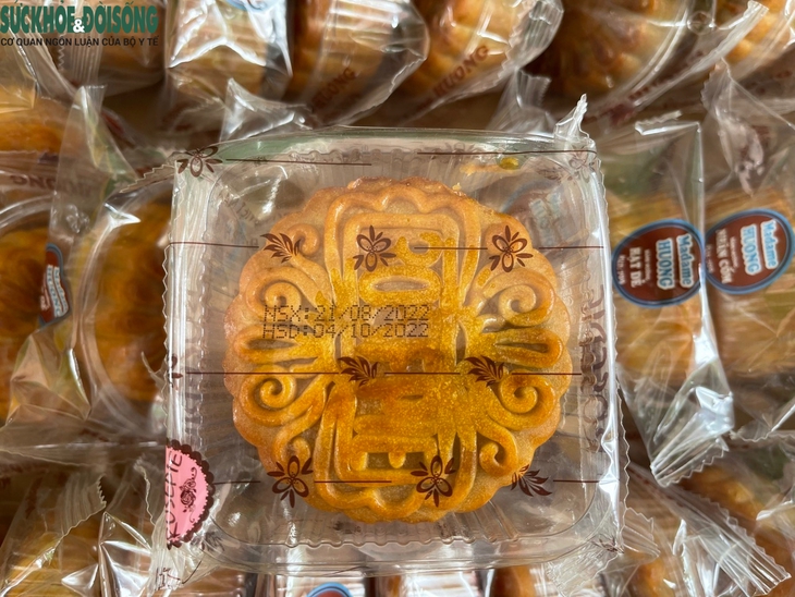 Bánh trung thu bày bán tràn lan với giá 'siêu rẻ' - Ảnh 10.