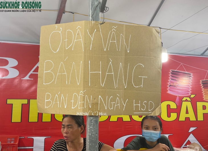 Bánh trung thu bày bán tràn lan với giá 'siêu rẻ' - Ảnh 6.