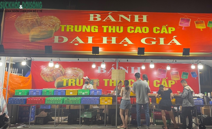 Bánh trung thu bày bán tràn lan với giá 'siêu rẻ' - Ảnh 4.