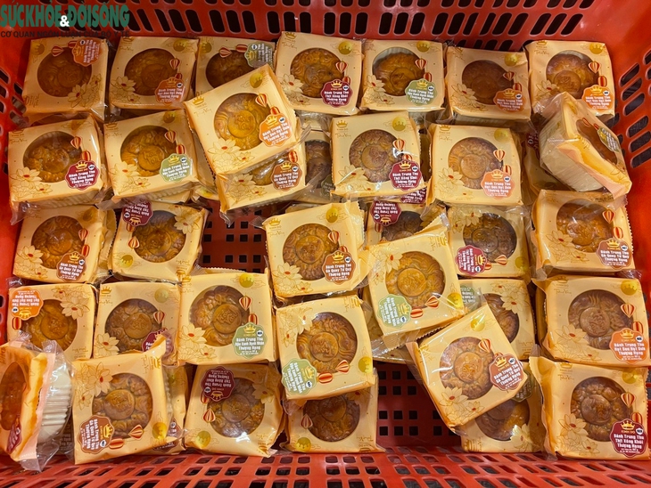 Bánh trung thu bày bán tràn lan với giá "siêu rẻ" - Ảnh 6.