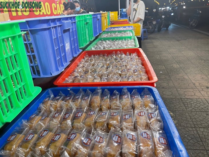 Bánh trung thu bày bán tràn lan với giá "siêu rẻ" - Ảnh 5.