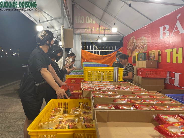 Bánh trung thu bày bán tràn lan với giá "siêu rẻ" - Ảnh 4.