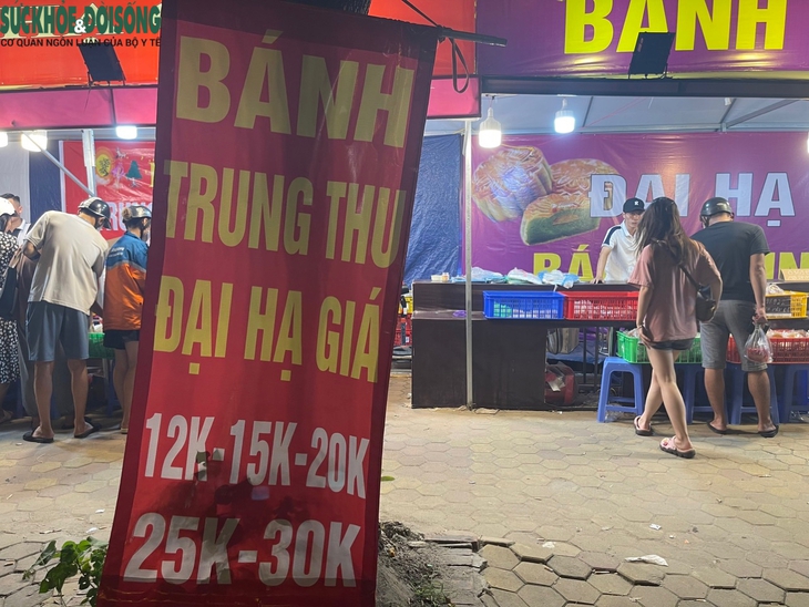 Bánh trung thu bày bán tràn lan với giá "siêu rẻ" - Ảnh 3.