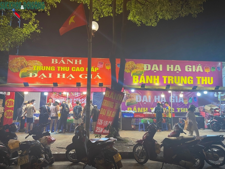 Bánh trung thu bày bán tràn lan với giá "siêu rẻ" - Ảnh 2.
