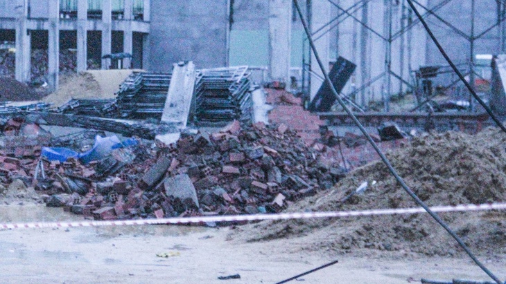 Lập tổ công tác điều tra vụ sập tường khiến 5 người tử vong tại Bình Định - Ảnh 2. Lập tổ công tác điều tra vụ sập tường khiến 5 người tử vong tại Bình Định - Ảnh 2.